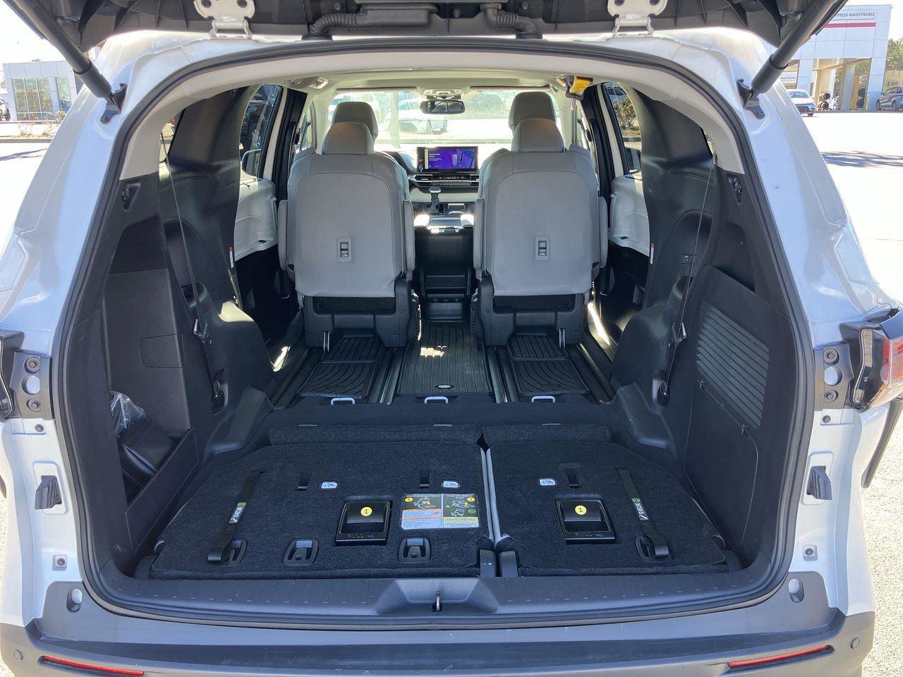 Used 2025 Toyota Sienna XLE image 26