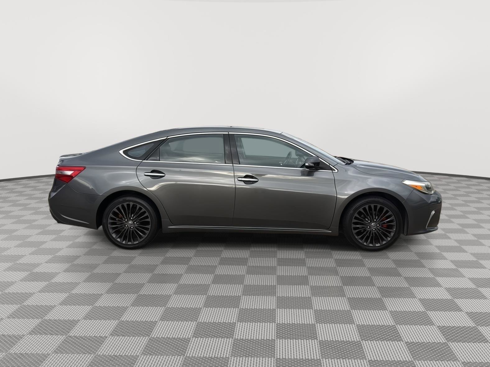 Used 2017 Toyota Avalon Limited image 6