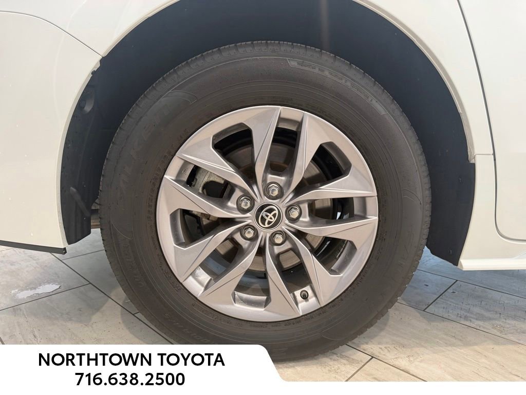 Used 2025 Toyota Sienna XLE w/ XLE Plus Package FWD image 8