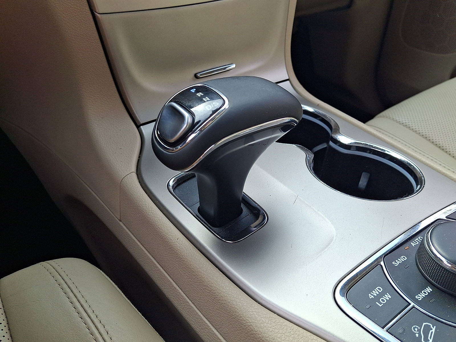 Used 2015 Jeep Grand Cherokee Limited w/ Luxury Group II AWD/4WD image 15
