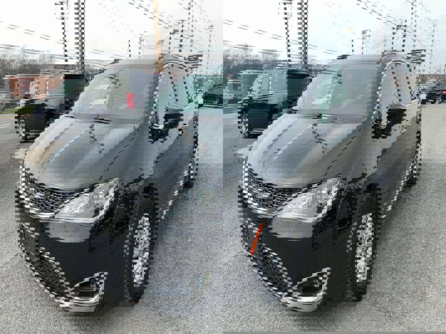 Used 2018 Chrysler Pacifica Touring-L image 1