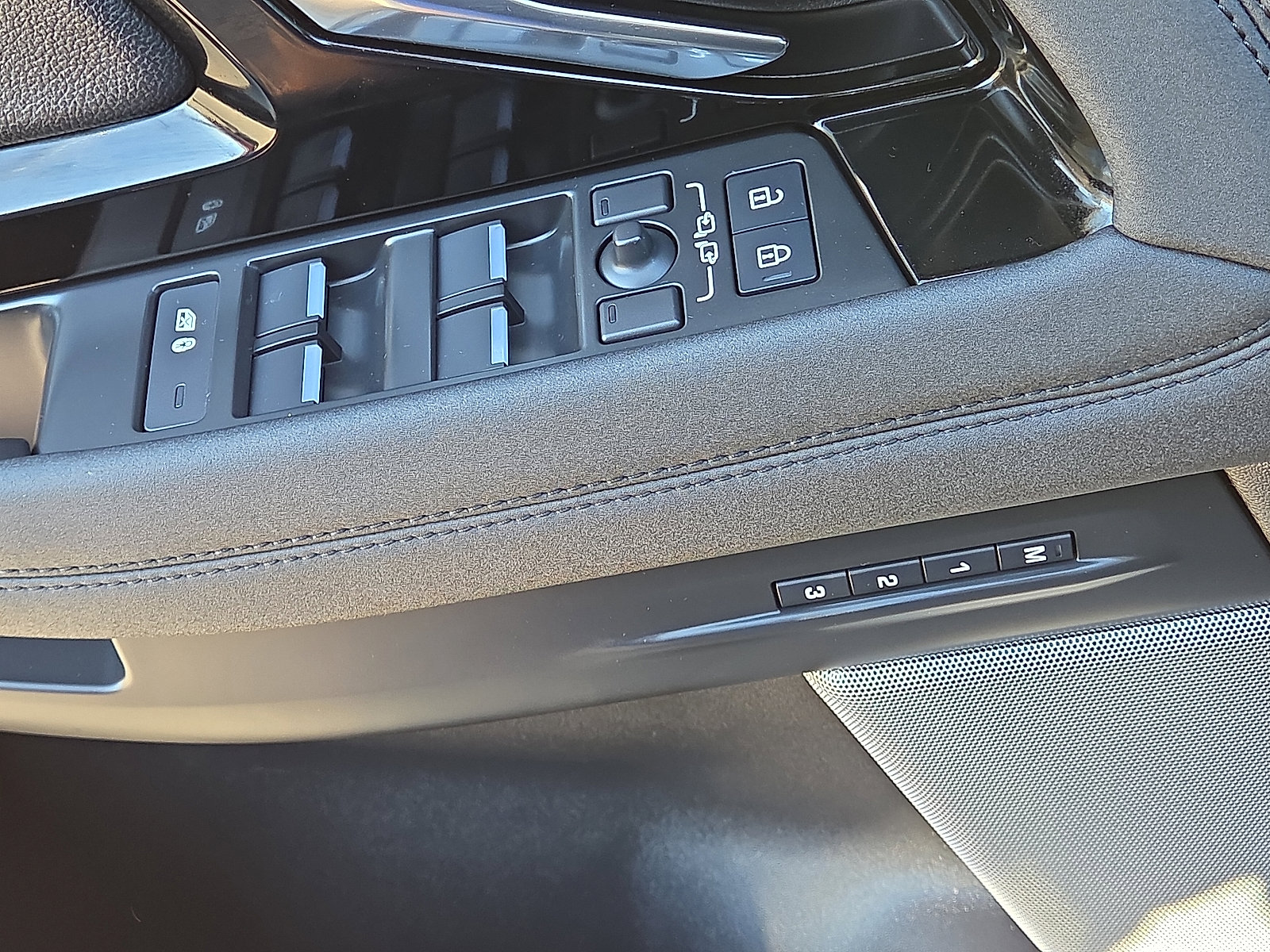 Used 2023 Land Rover Range Rover Evoque SE image 11