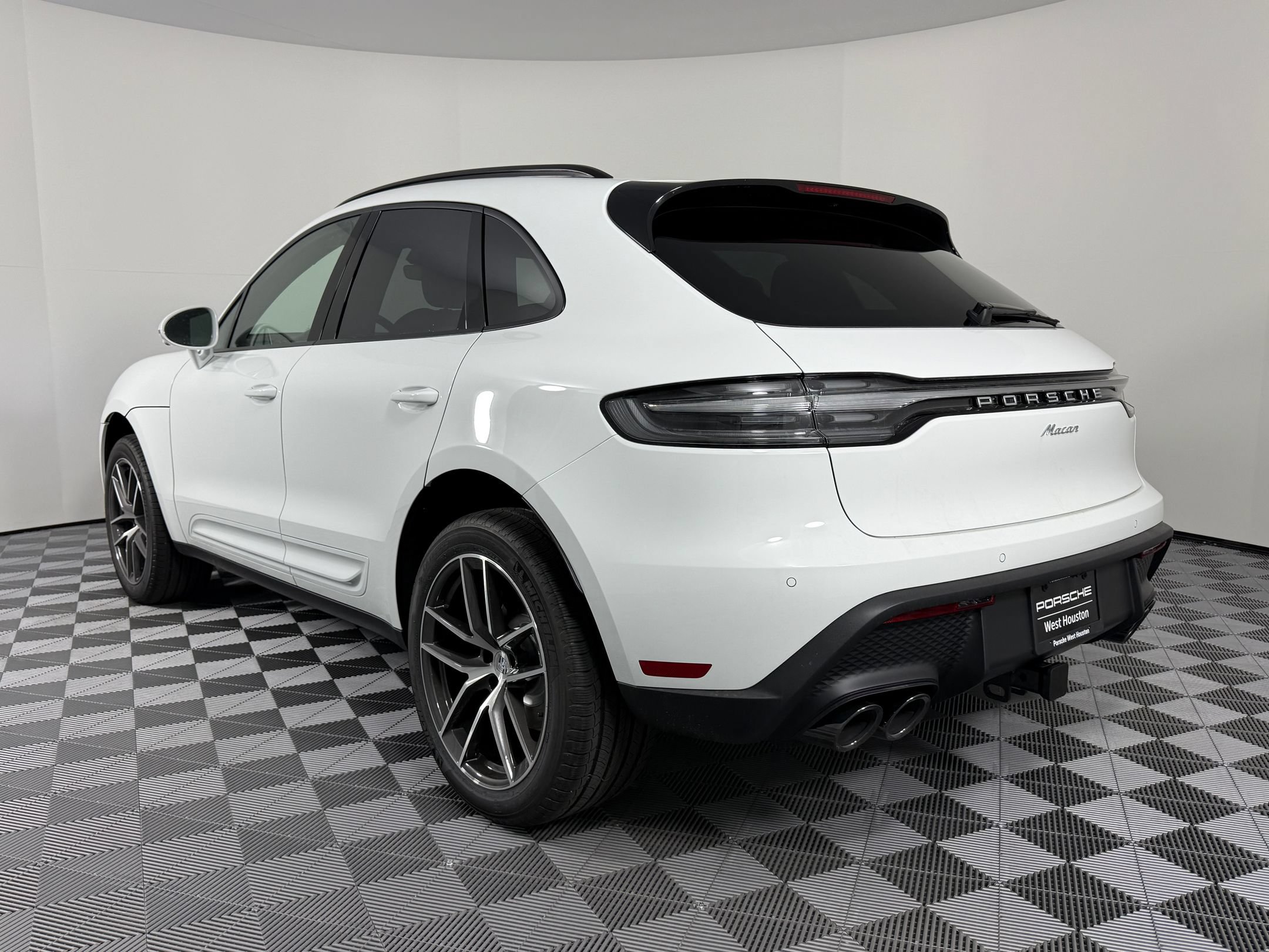 Certified 2026 Porsche Macan AWD/4WD image 3