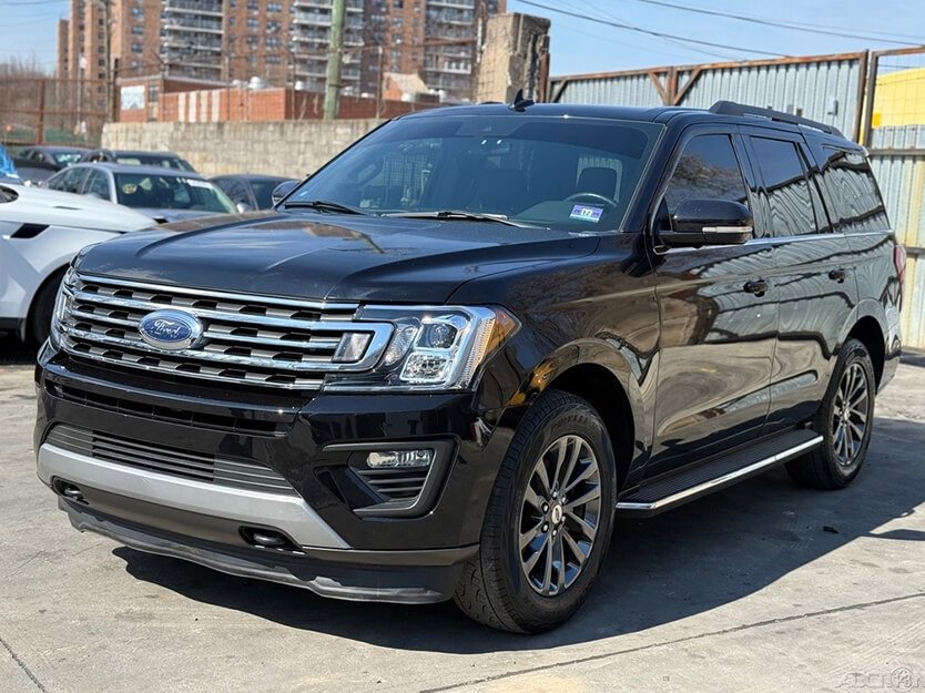 Used 2021 Ford Expedition XLT image 2