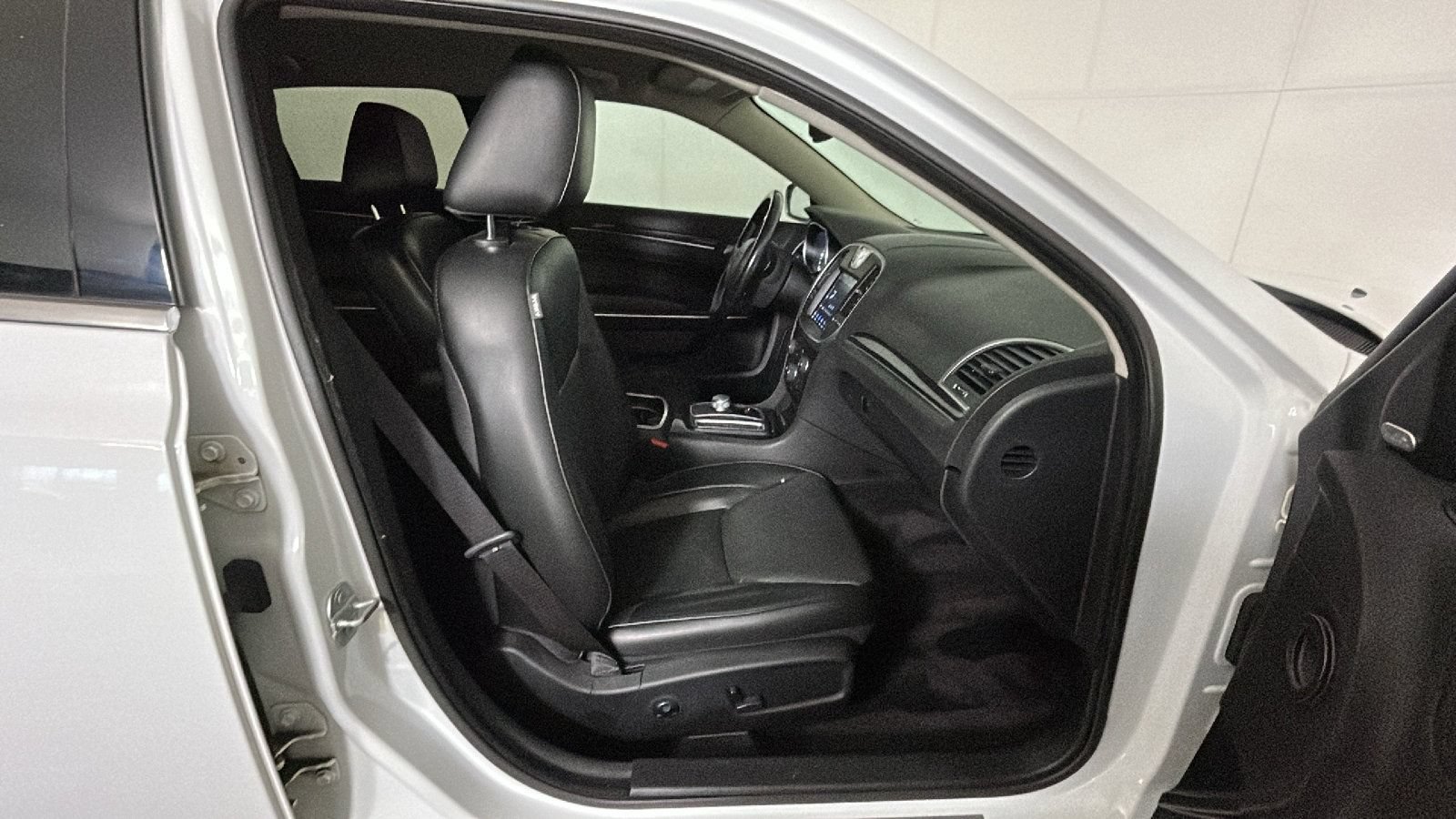Used 2018 Chrysler 300 Limited AWD/4WD image 34