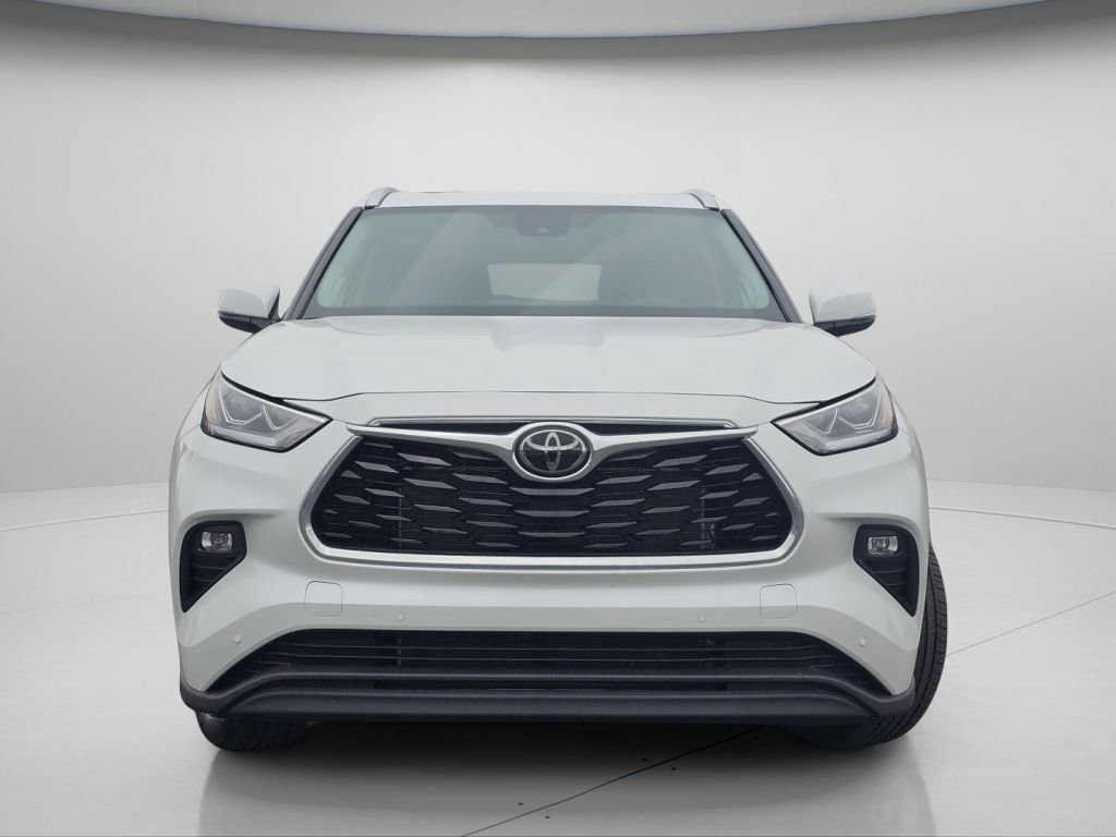 Used 2025 Toyota Highlander Limited image 3