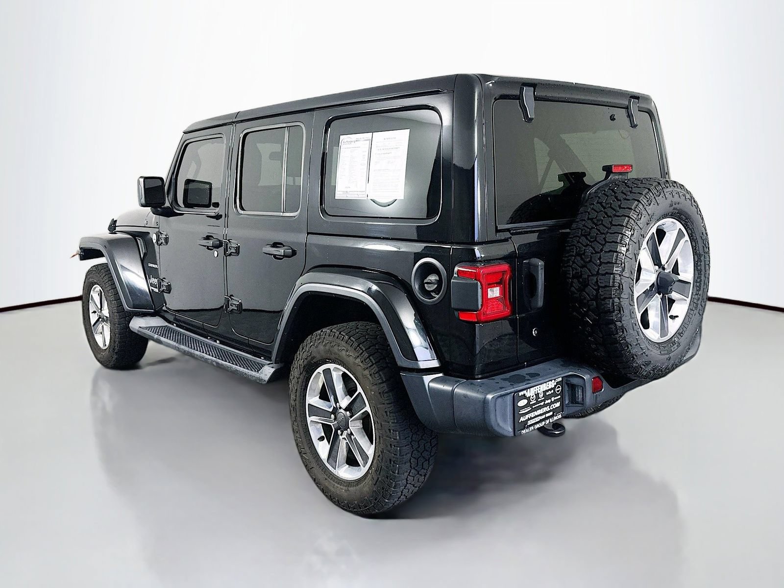 Used 2018 Jeep Wrangler Unlimited Sahara w/ Cold Weather Group AWD/4WD image 5