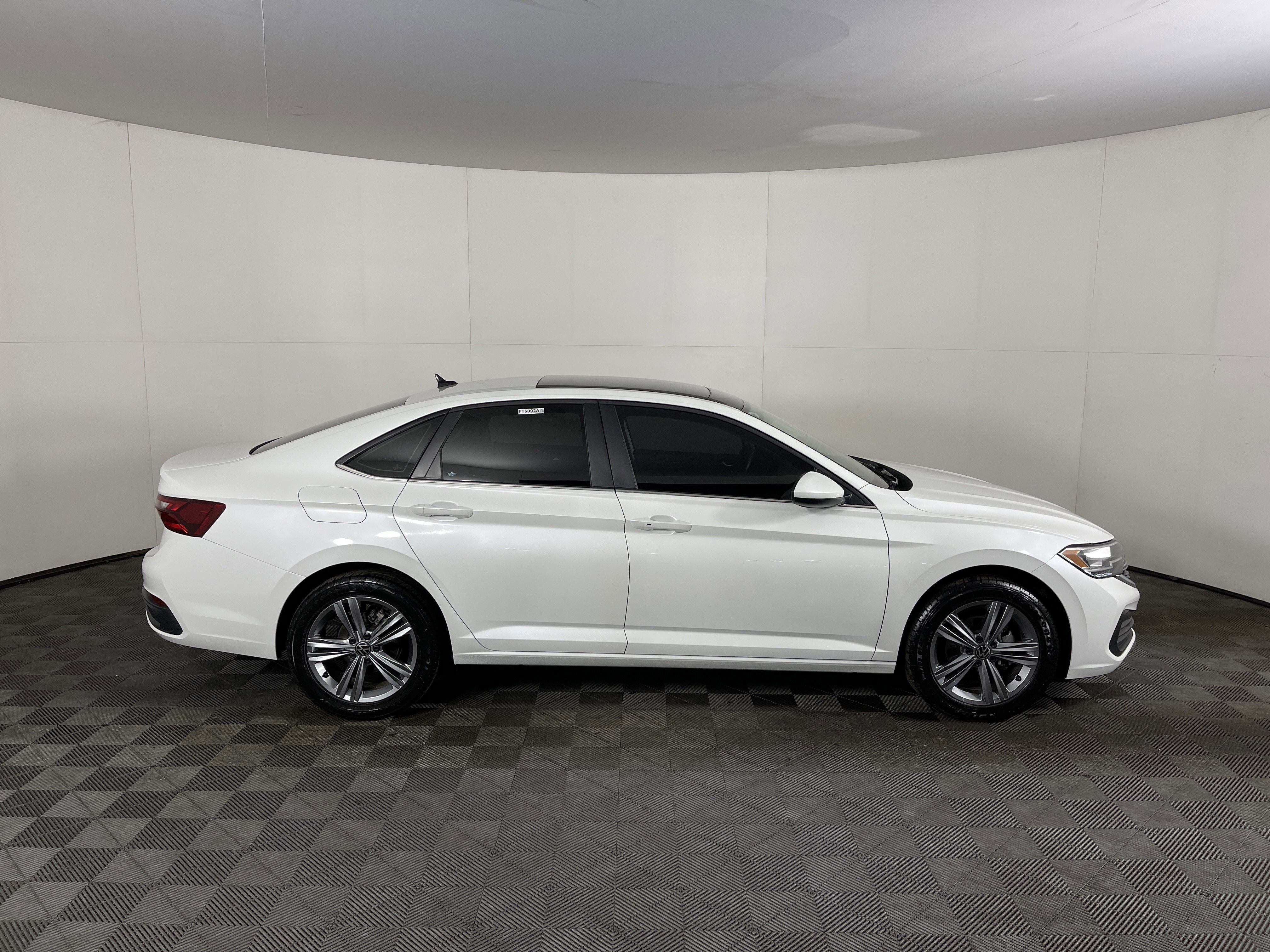 Used 2024 Volkswagen Jetta SE w/ Panoramic Sunroof Package image 5