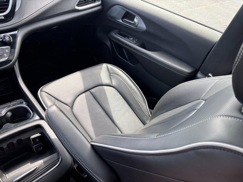 Used 2026 Chrysler Pacifica Limited FWD image 15