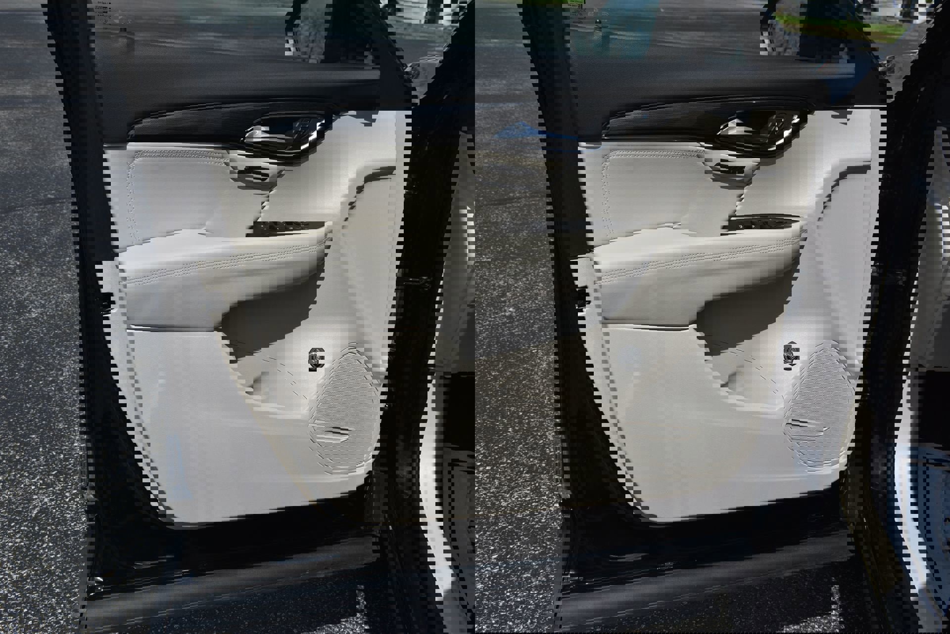 Used 2023 Buick Envision Essence AWD/4WD image 12