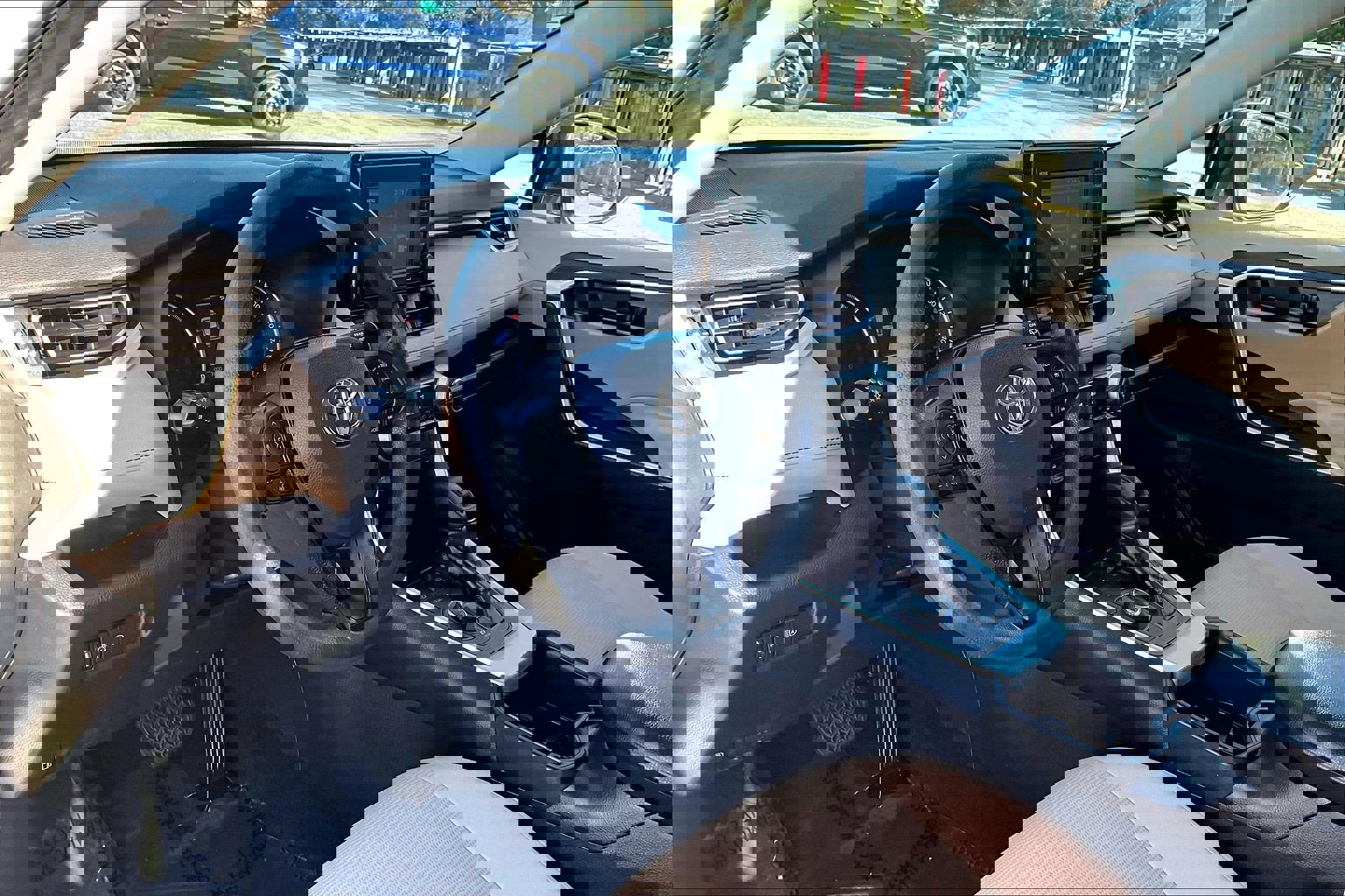 Used 2022 Toyota RAV4 LE image 13