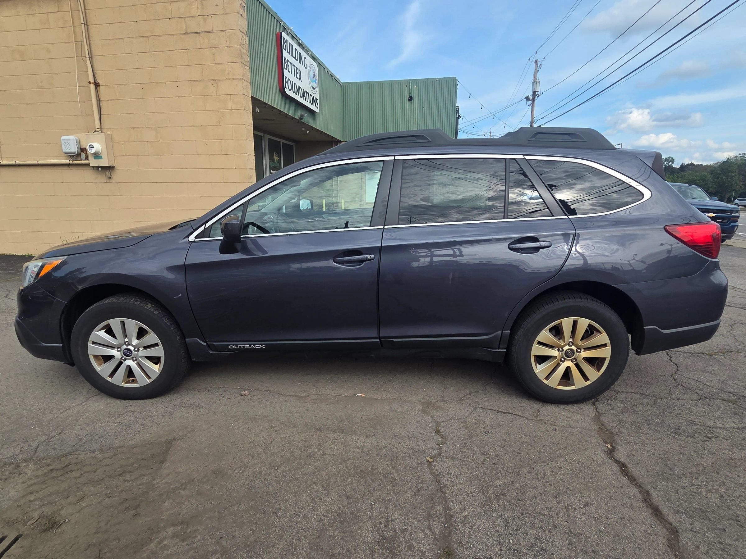 Used 2015 Subaru Outback 2.5i Premium AWD/4WD image 2