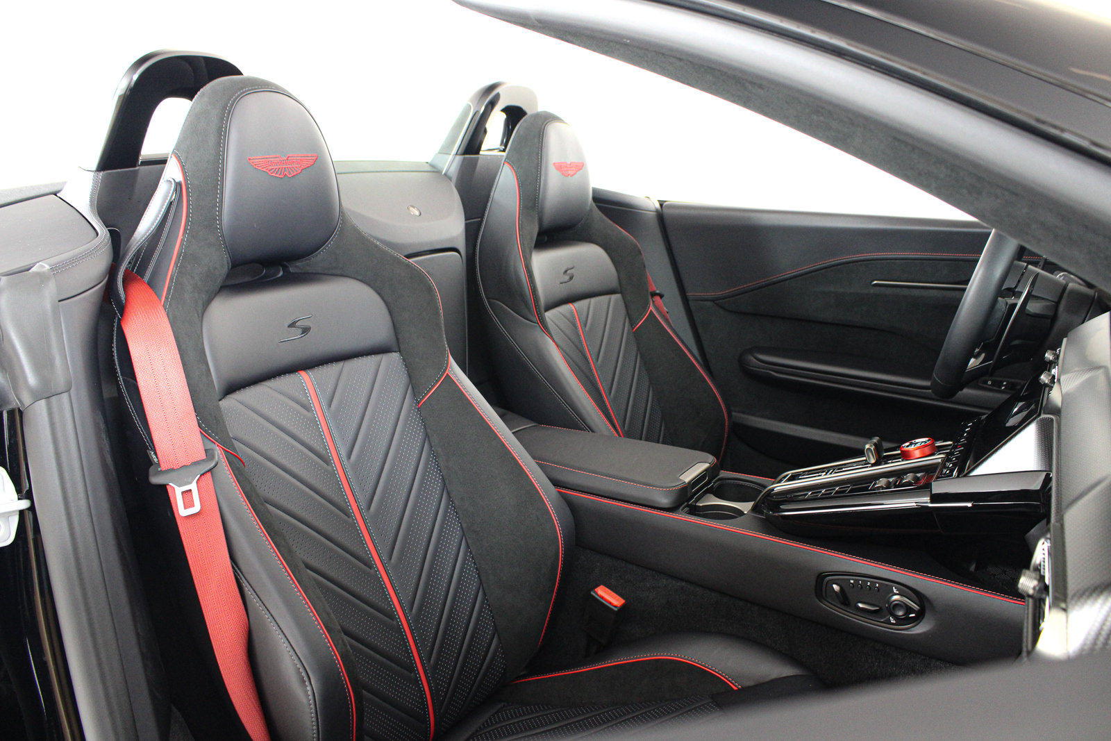 Used 2026 Aston Martin V8 Vantage S RWD image 25