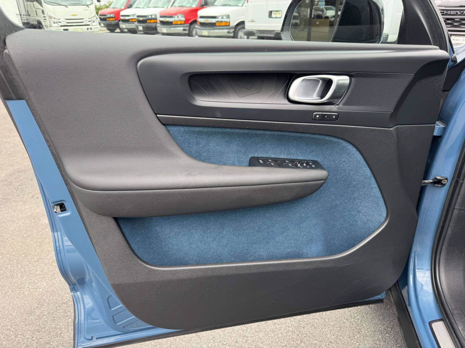 Used 2023 Volvo XC40 Recharge Plus w/ Protection Package Premier AWD/4WD image 22
