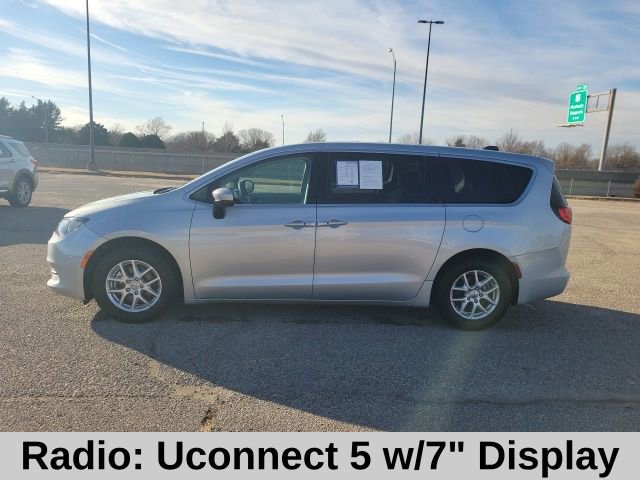 Used 2023 Chrysler Voyager LX image 3