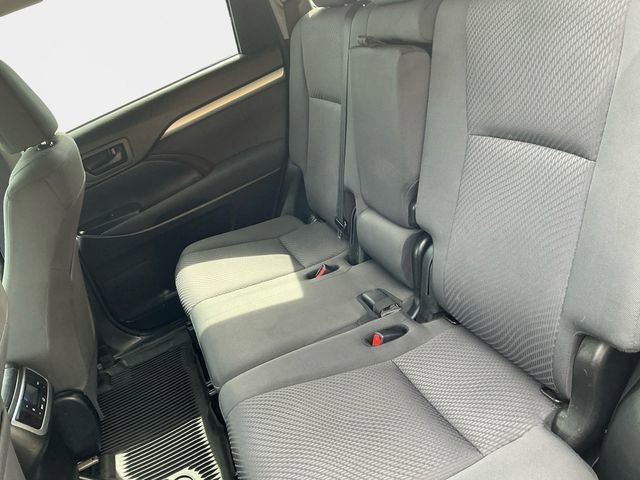 Used 2018 Toyota Highlander LE AWD/4WD image 14