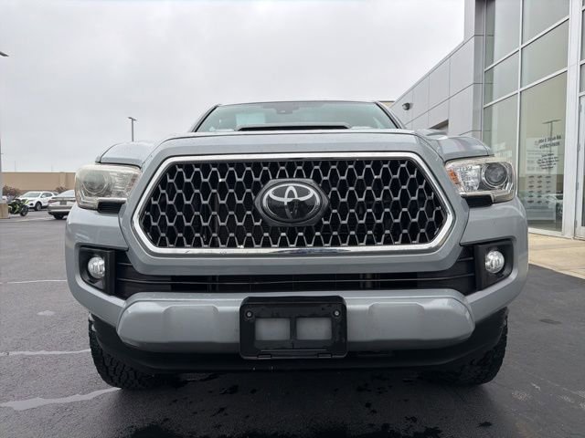 Used 2018 Toyota Tacoma TRD Sport AWD/4WD image 2