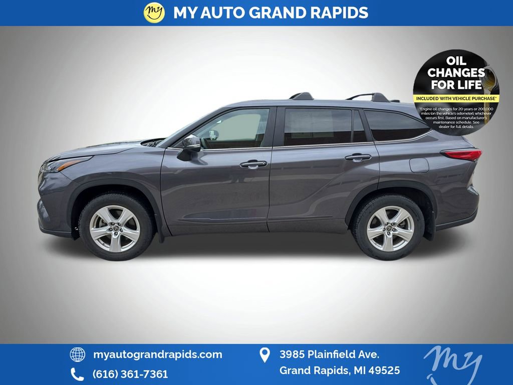 Used 2023 Toyota Highlander LE AWD/4WD image 4