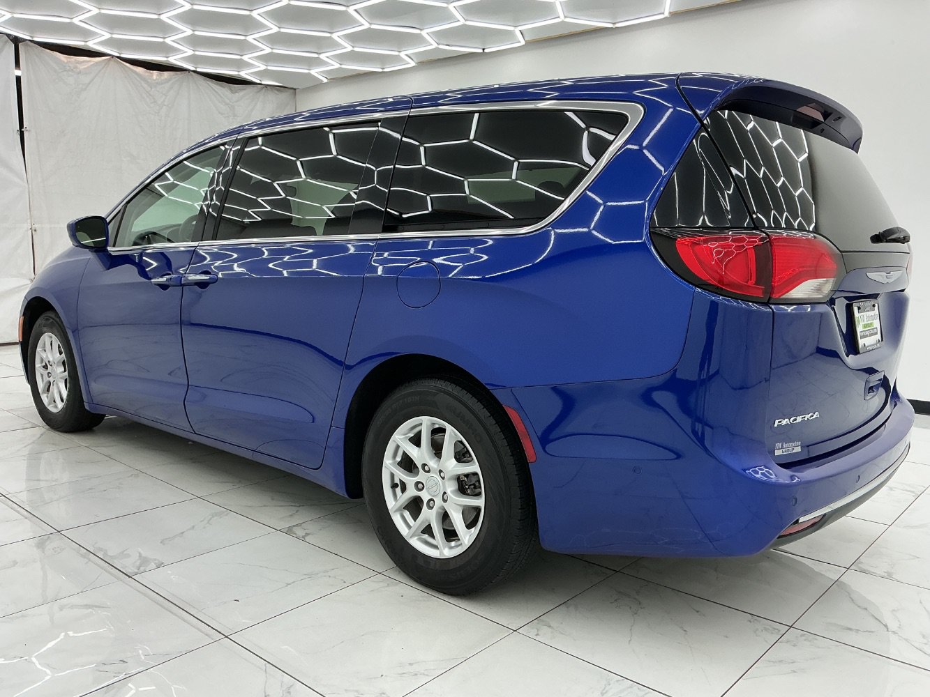 Used 2020 Chrysler Pacifica Touring w/ Advanced Safetytec Group FWD image 12