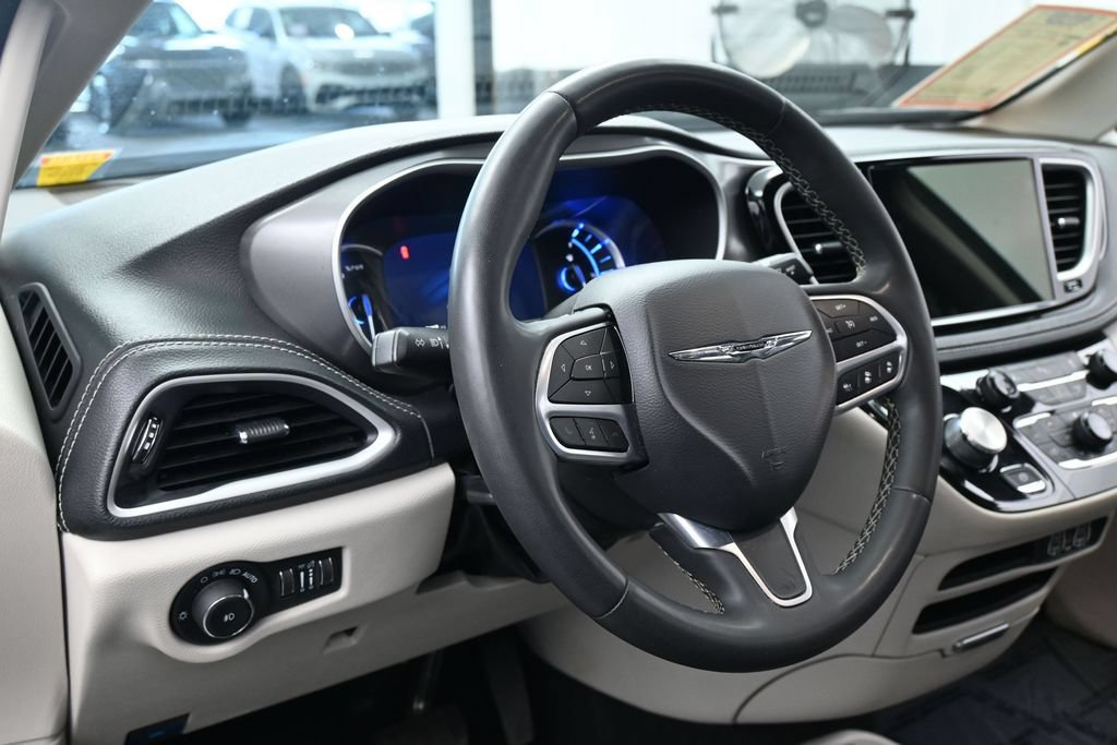 Used 2023 Chrysler Pacifica Touring-L FWD image 15