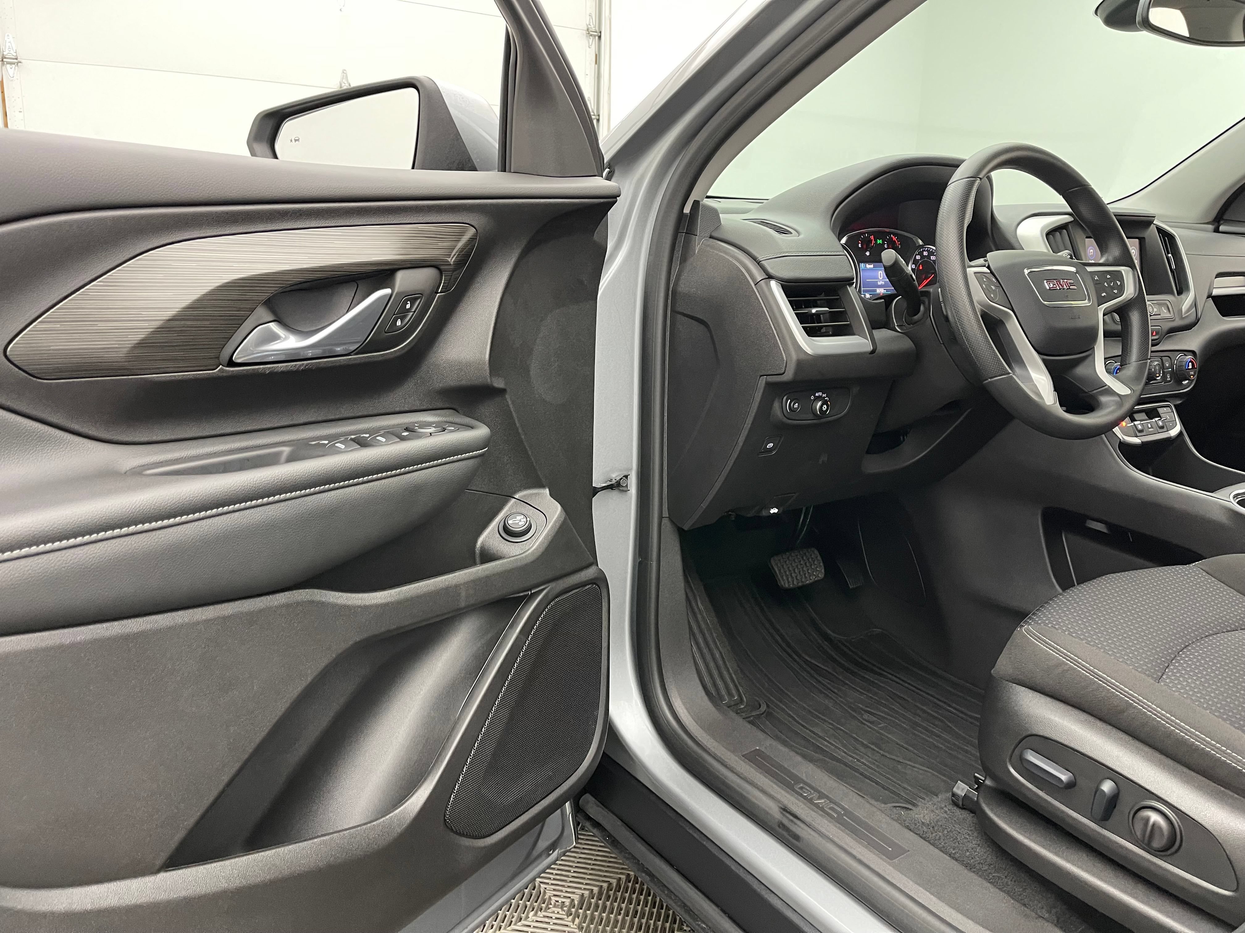 Used 2024 GMC Terrain SLE w/ Driver Convenience Package FWD image 15