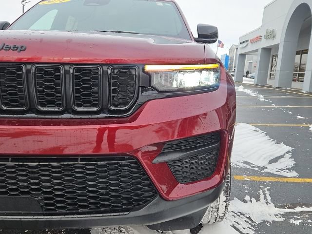 Used 2024 Jeep Grand Cherokee Altitude image 3