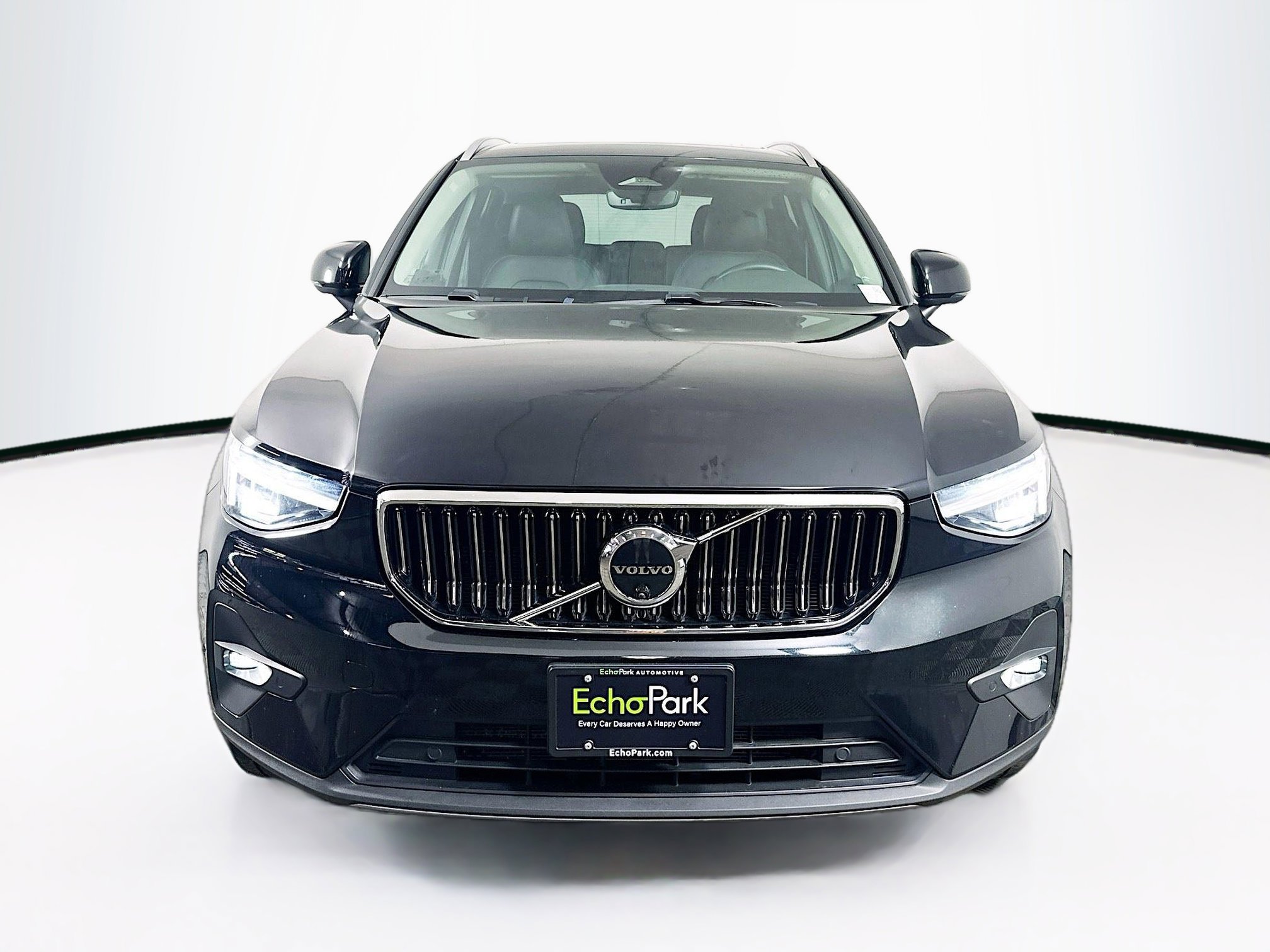 Used 2025 Volvo XC40 B5 Plus image 2