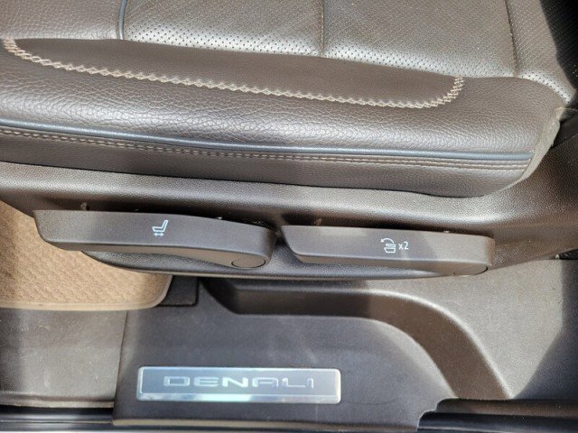 Used 2021 GMC Yukon Denali w/ Denali Premium Package image 32