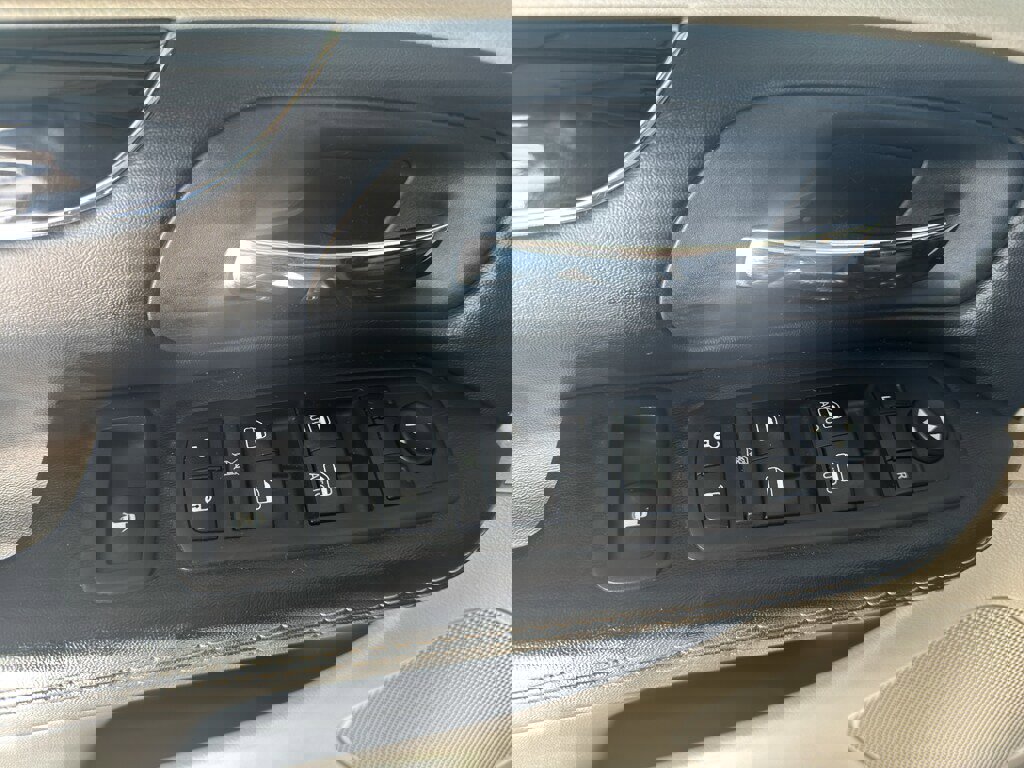 Used 2019 Dodge Grand Caravan SXT image 9