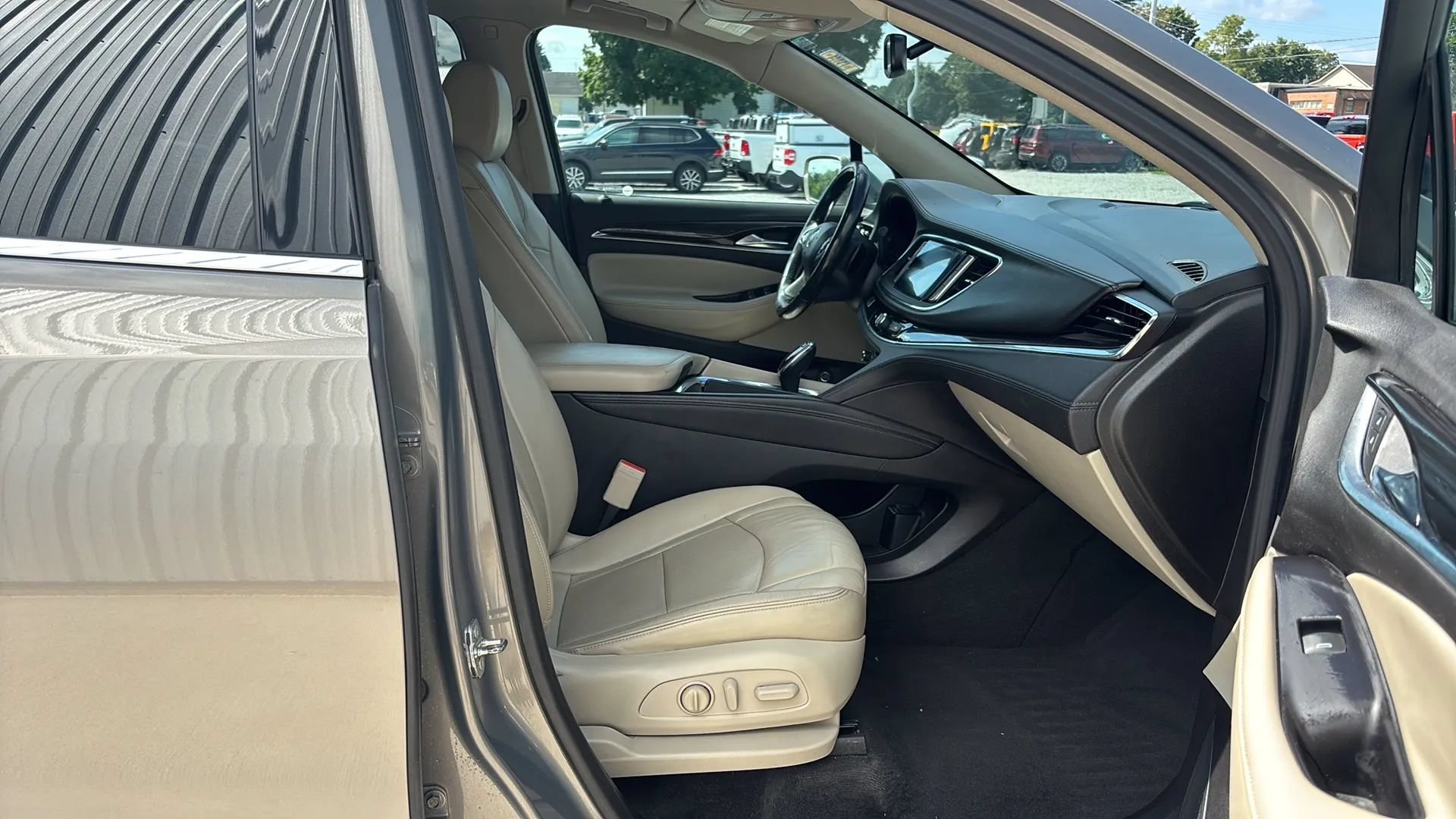 Used 2018 Buick Enclave Essence AWD/4WD image 17
