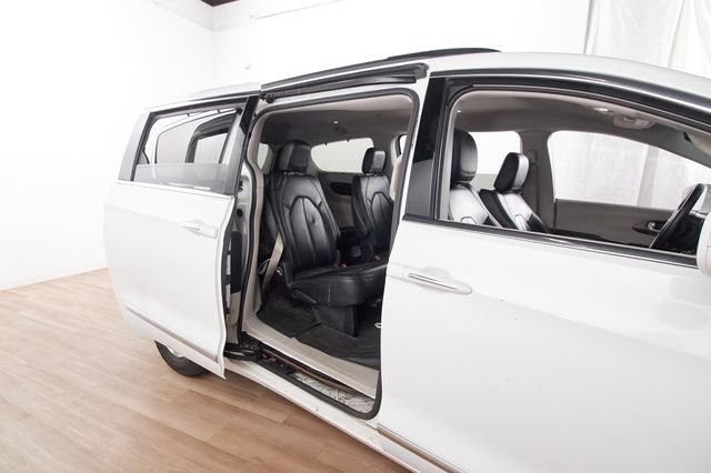 Used 2017 Chrysler Pacifica Touring-L FWD image 6
