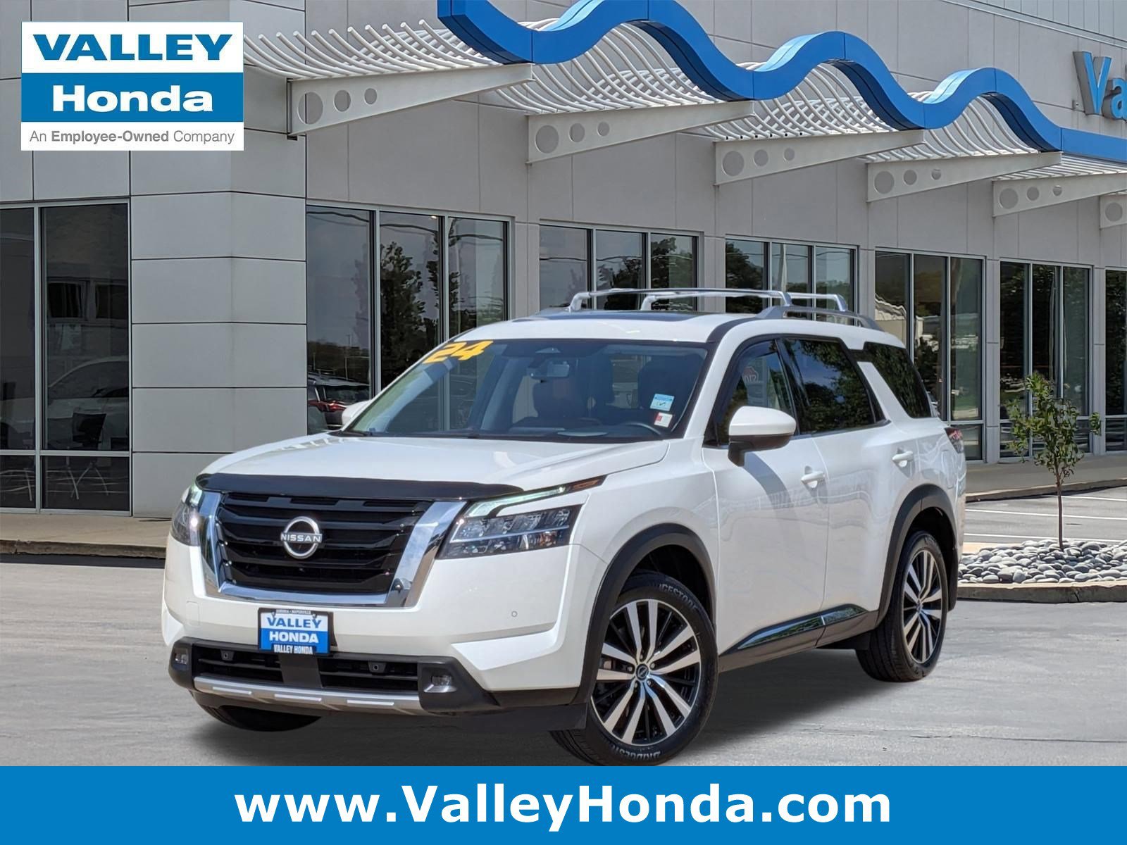 Used 2024 Nissan Pathfinder Platinum w/ Cargo Package AWD/4WD image 1