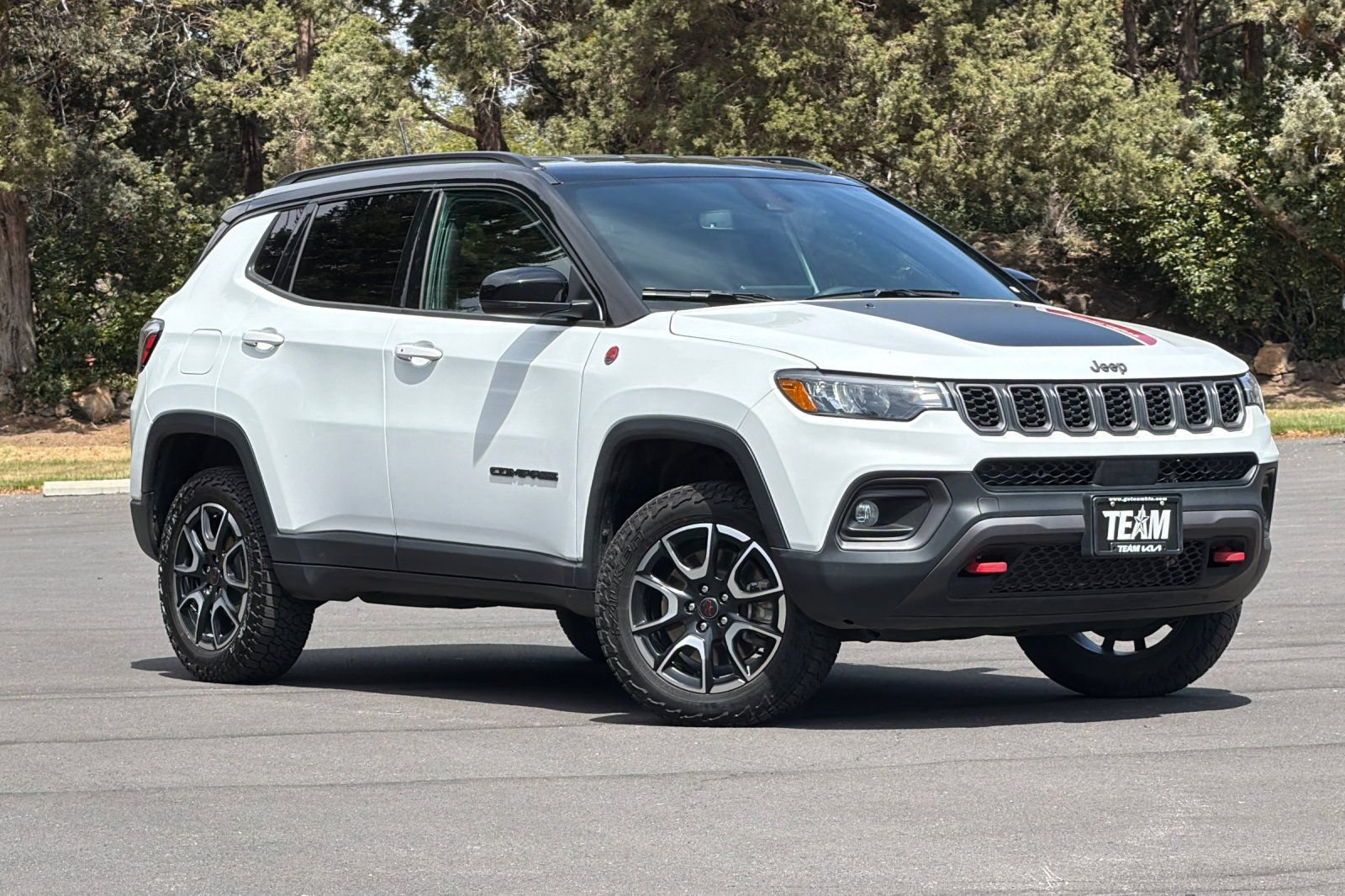 Used 2025 Jeep Compass Trailhawk AWD/4WD image 2