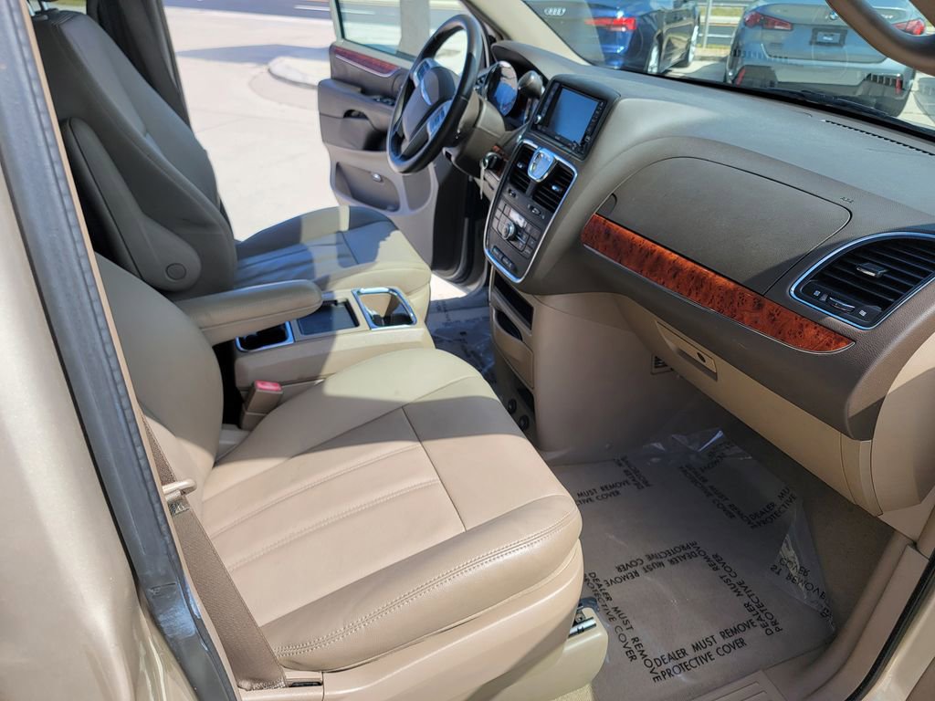 Used 2015 Chrysler Town & Country Touring FWD image 15
