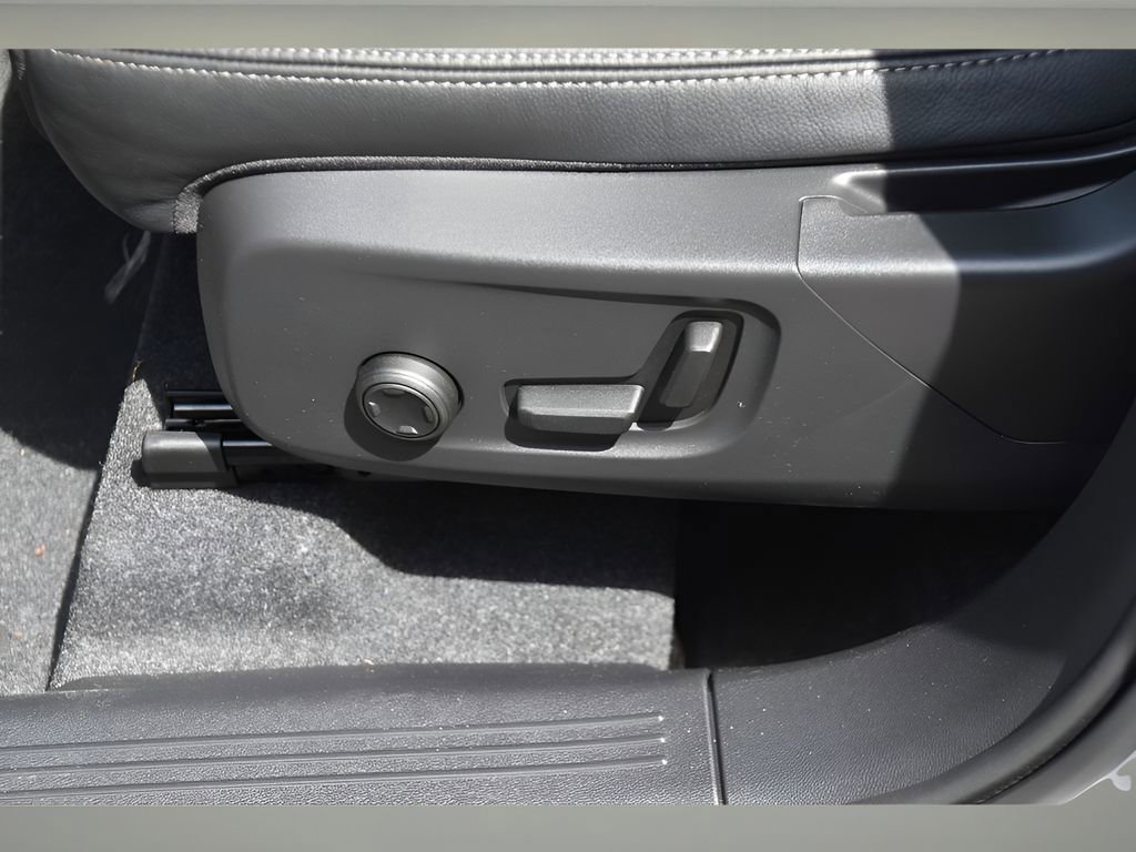 Certified 2025 Volvo XC40 B5 Ultra w/ Protection Package Premier image 32