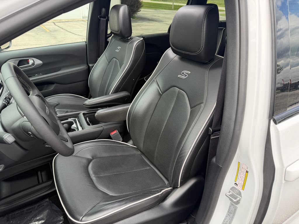 Used 2025 Chrysler Pacifica Limited FWD image 21