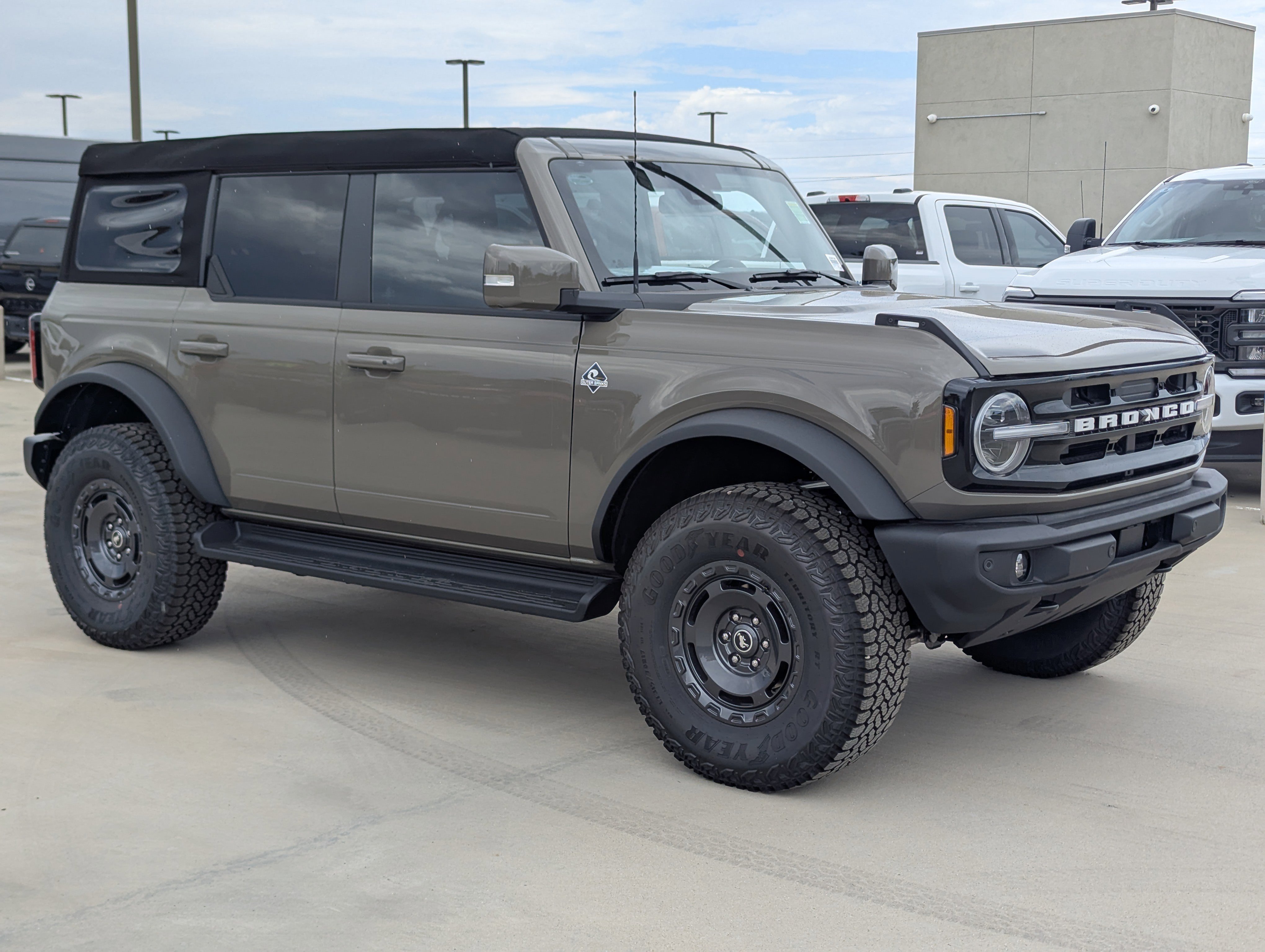 New 2025 Ford Bronco Outer Banks w/ Sasquatch Package image 1