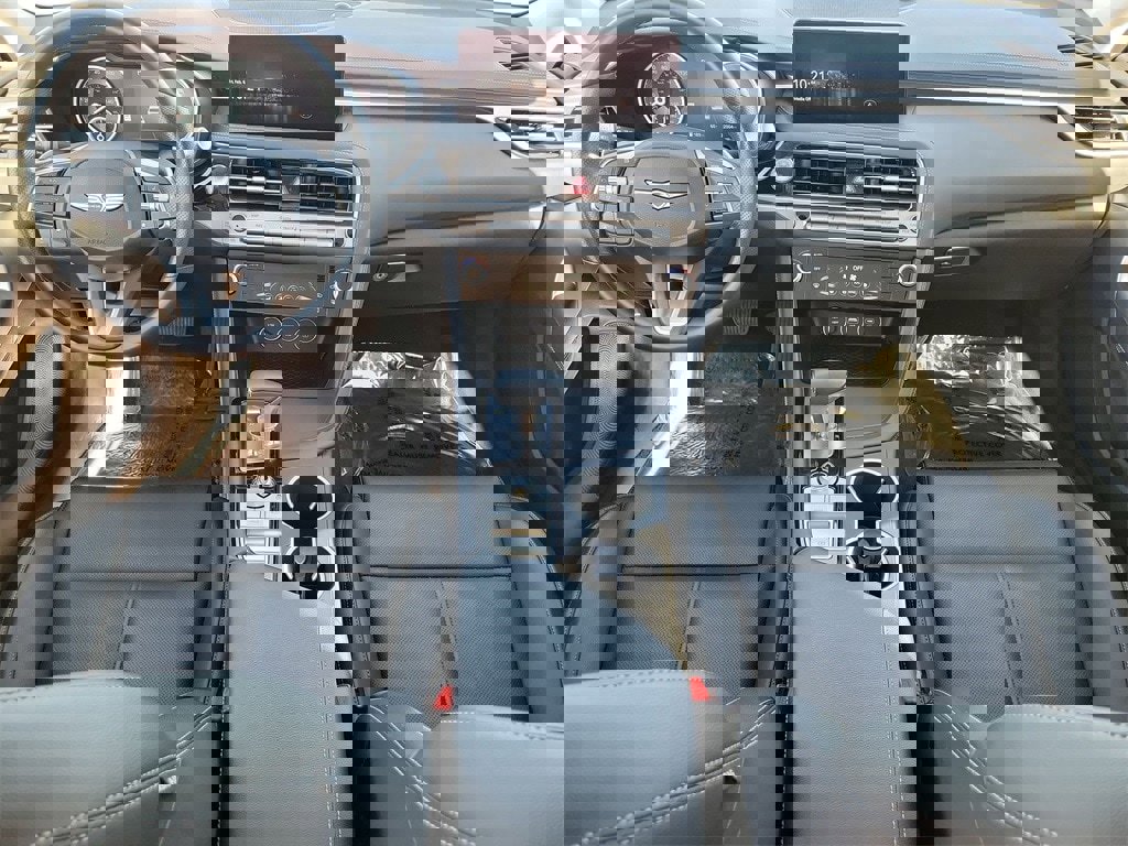 Used 2025 Genesis G70 2.5T image 13