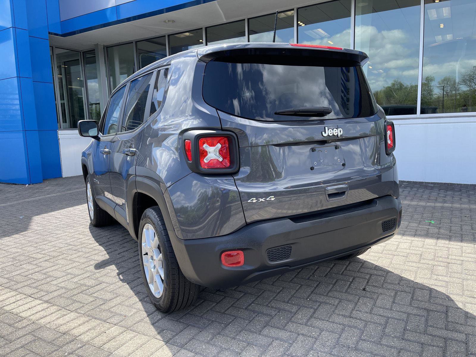 Used 2023 Jeep Renegade Latitude AWD/4WD image 3