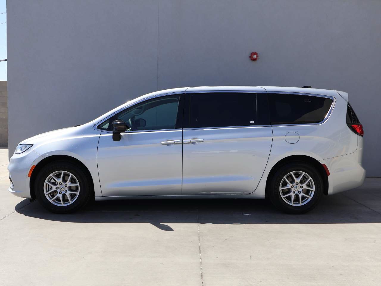 Certified 2024 Chrysler Pacifica Touring-L FWD image 2