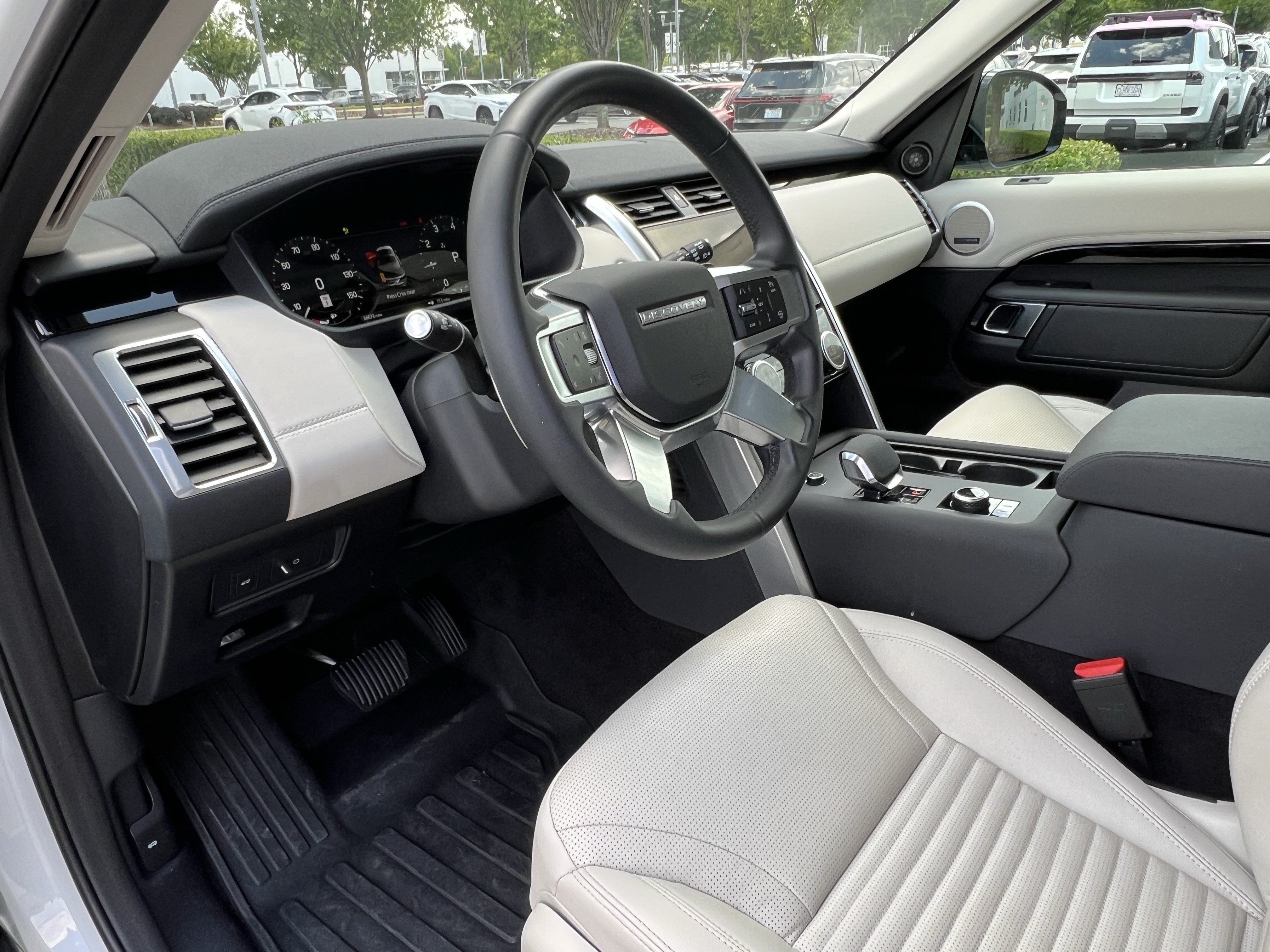 Used 2024 Land Rover Discovery S AWD/4WD image 17