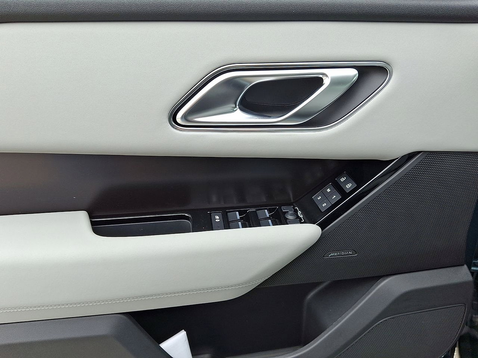 Certified 2026 Land Rover Range Rover Velar Dynamic SE image 19