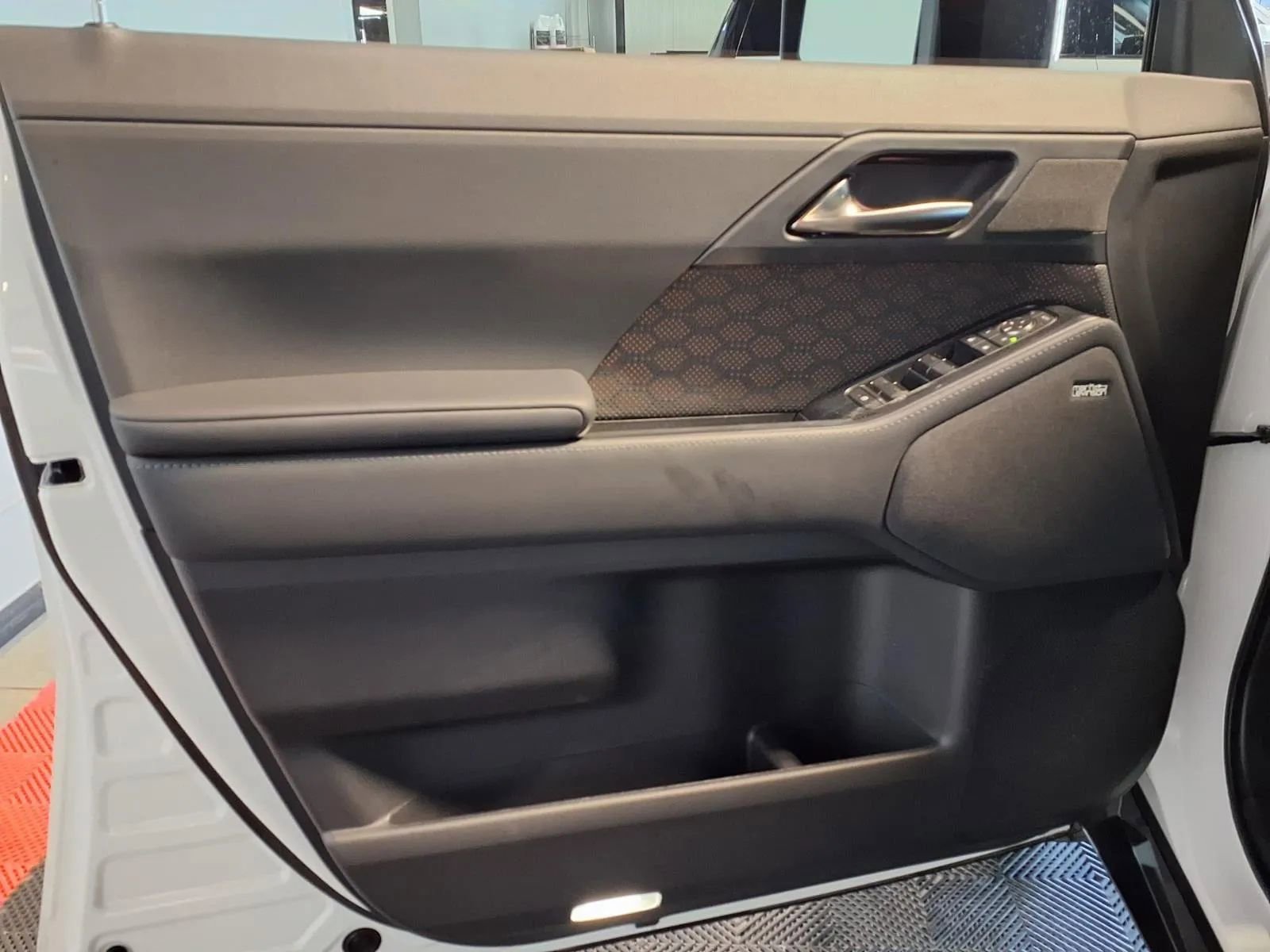 Used 2025 Lexus GX 550 w/ Accessory Package (31) image 16