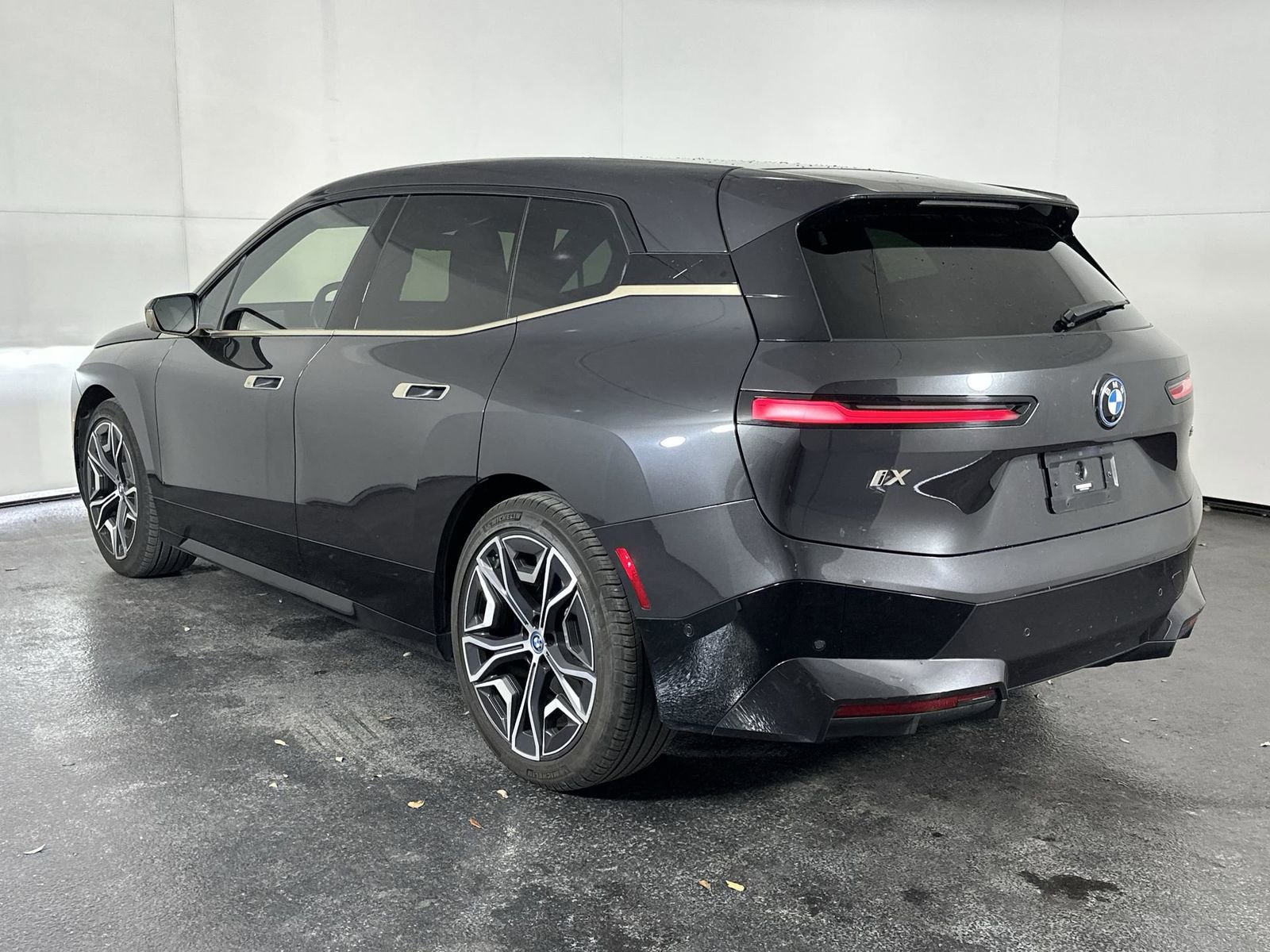 Used 2022 BMW iX xDrive50 w/ Premium Package image 6