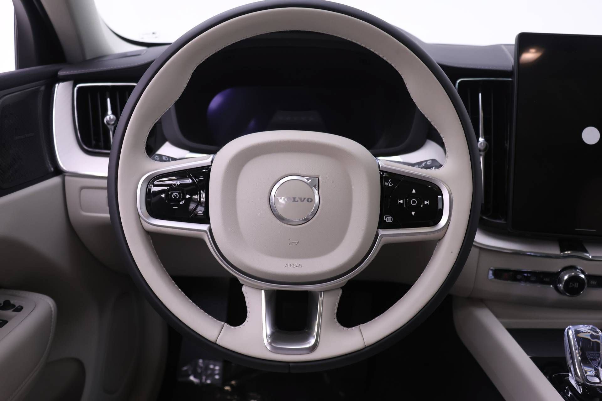 New 2026 Volvo XC60 T8 Ultra w/ Protection Package Premier AWD/4WD image 14