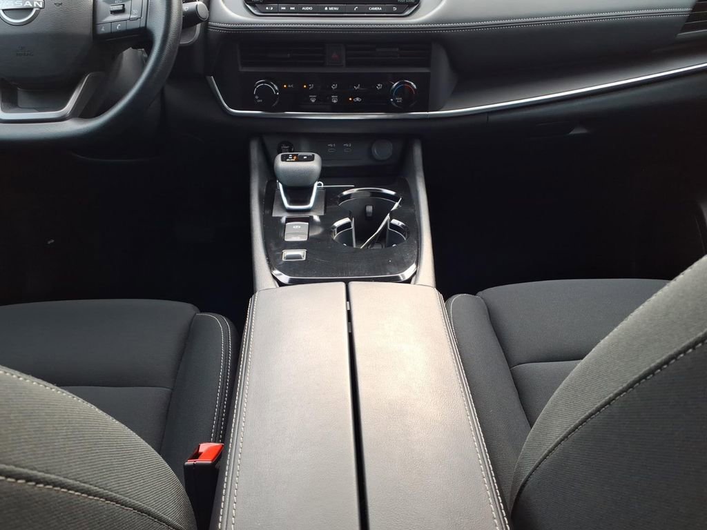 Used 2025 Nissan Rogue S FWD image 11