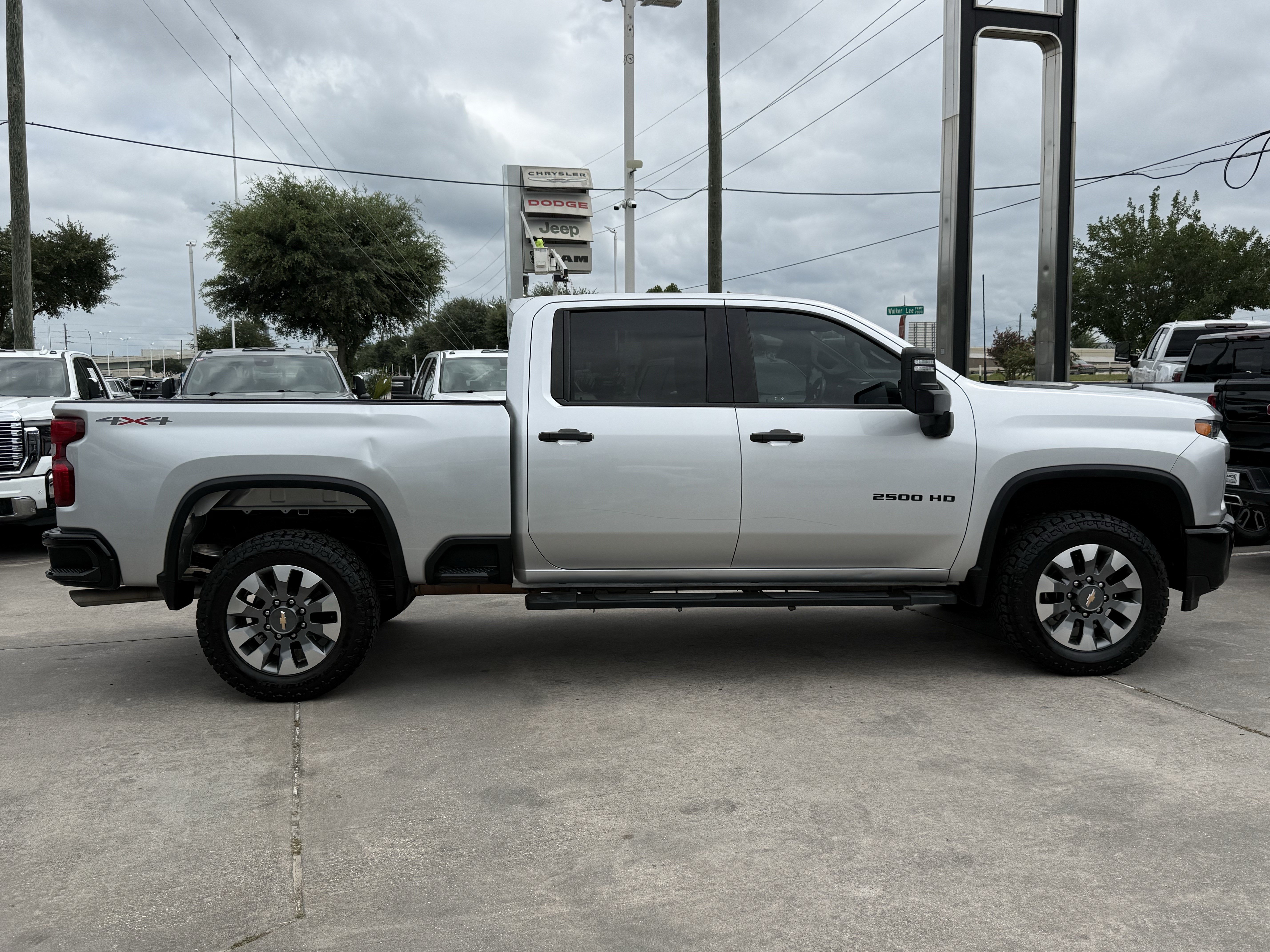Used 2022 Chevrolet Silverado 2500 Custom w/ Custom Value Package AWD/4WD image 3