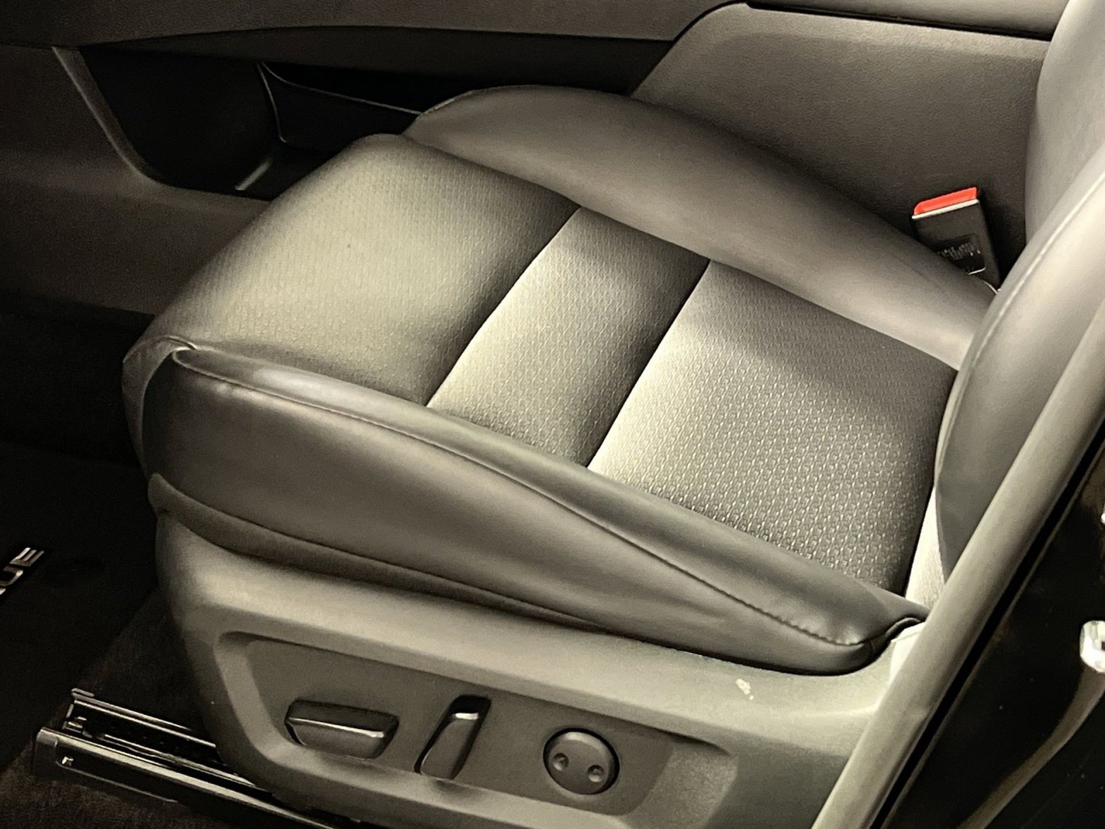 Used 2023 Nissan Rogue SV w/ SV Premium Package image 13