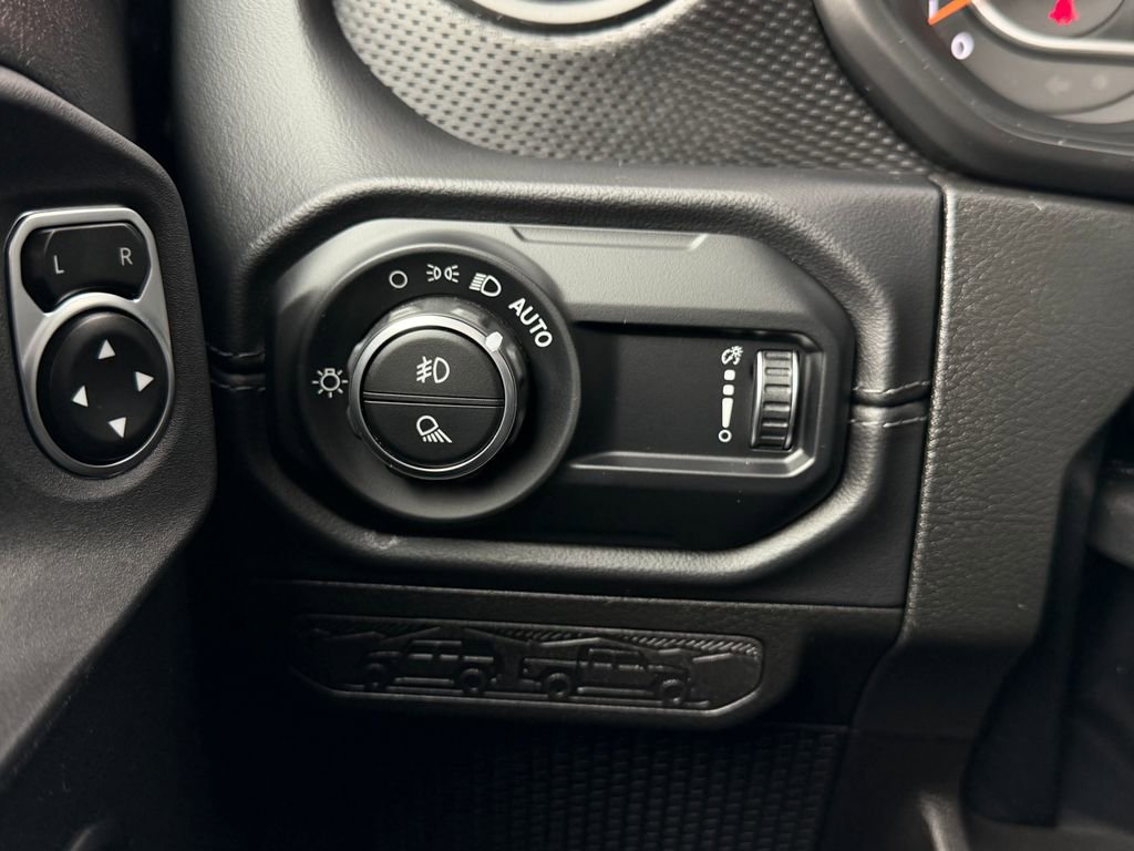 Used 2024 Jeep Gladiator Rubicon w/ Technology Group image 19