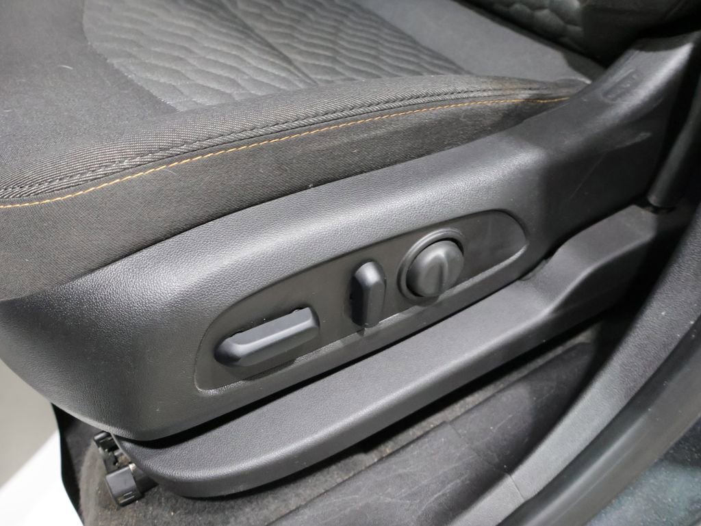 Used 2018 Chevrolet Equinox LT FWD image 12